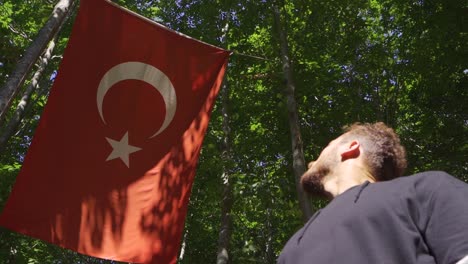 Bandera-Turca-En-Cámara-Lenta-En-El-Bosque.