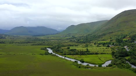 río bealanabrack, maum, connemara, condado de galway, irlanda, julio de 2021