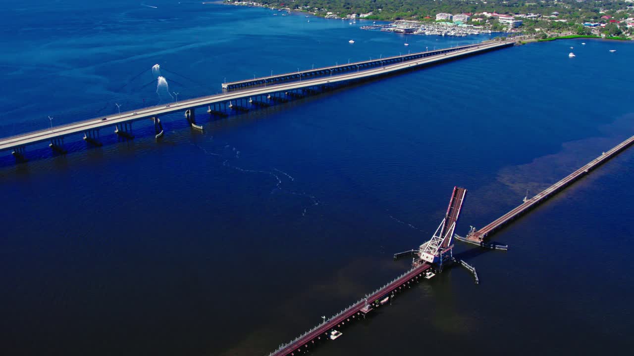 플로리다 브래든턴에 있는 마나티 강 다리 에 있는 오픈 바스쿨을 가진 csx 열차 다리