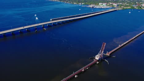 Puente-Del-Tren-CSX-Con-Basculante-Abierto-Junto-Al-Puente-Del-Río-Manatee-En-Bradenton,-Florida