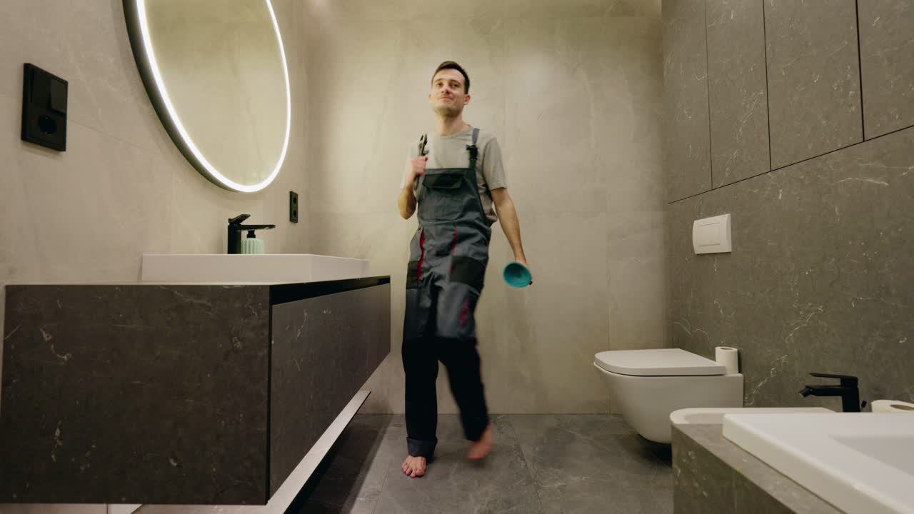 un fontanero gracioso bailando en un baño moderno