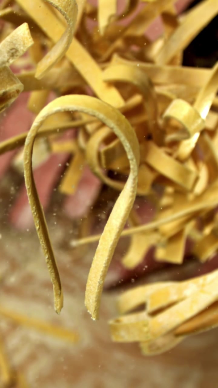 Pasta fresca fatta in casa che cade al rallentatore