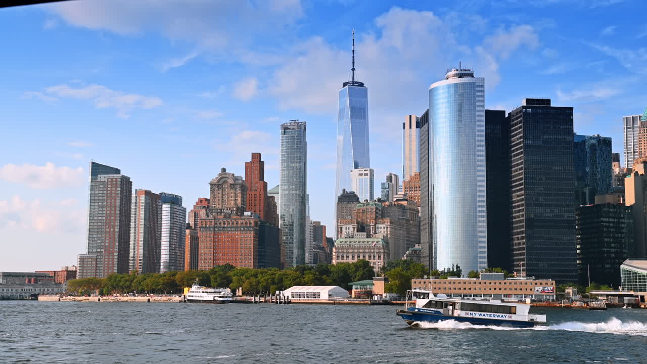 Una barca veloce si muove nel paesaggio acquatico. Edifici moderni nello skyline di New York, USA