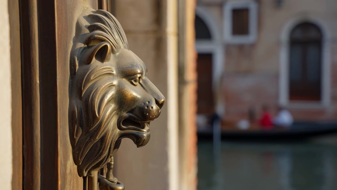 Vista ravvicinata di un ornato battente a forma di leone che mostra dettagli metallici intagliati sulla porta mentre la luce soffusa del giorno ne evidenzia la texture, con un'architettura antica e uno sfondo acquatico che aggiungono profondità alla composizione.
