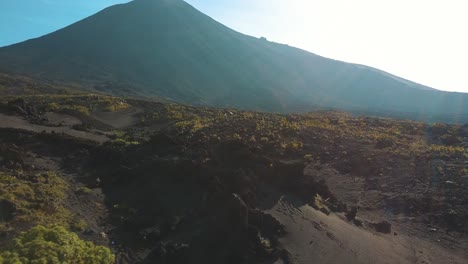 drone aéreo volando sobre el paisaje rocoso, arenoso y volcánico en el volcán pacaya, guatemala