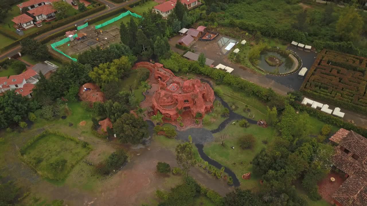 hermosa toma de drone de la casa terracota en la villa de leyva colombia