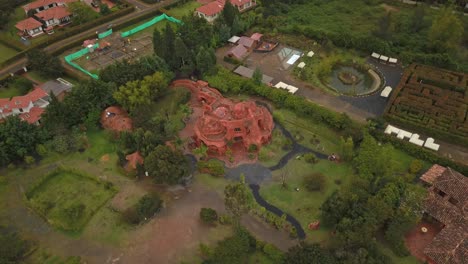 hermosa toma de drone de la casa terracota en la villa de leyva colombia