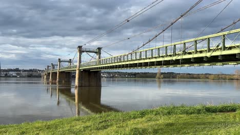 por un puente que cruza el río loira hacia ingrandes le fresne sur loire