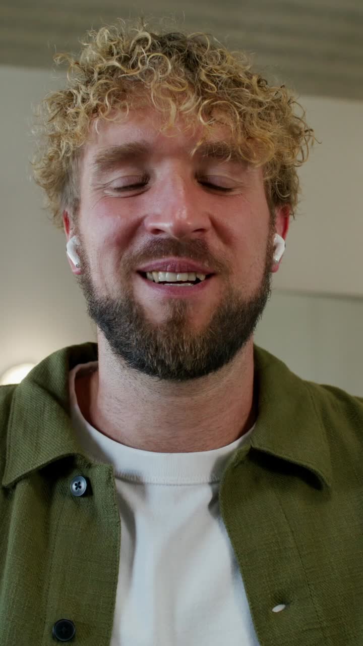 hombre sonriendo con una chaqueta