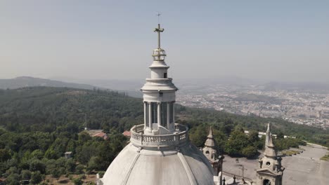 Luftparallaxe-Von-Sameiro-Sanctuary-Dome-Mit-Hintergrund-Der-Stadt-Braga---Portugal