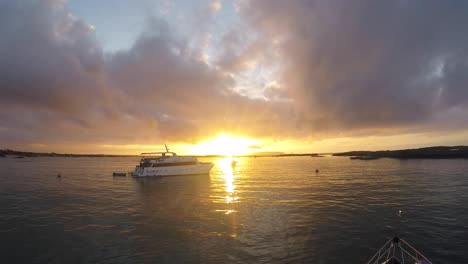 Hermosa-Hora-Dorada-Puesta-De-Sol-Océano-Islas-Galápagos