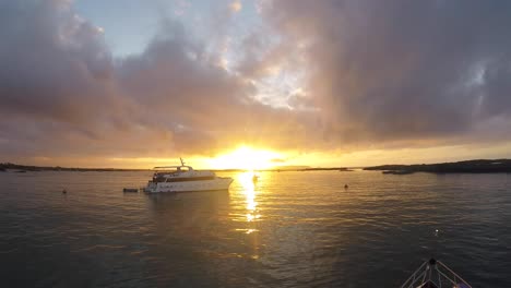 hermosa hora de oro puesta de sol océano islas galápagos