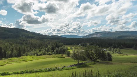 Bewegung-Der-Wolken,-Die-Sich-Im-Sommer-über-Die-Grünen-Bäume-Und-Berge-In-Amdals-Verk,-Tokke,-Norwegen-Bewegen