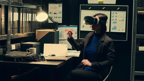 agente de la ley trabaja con gafas de realidad virtual en la sala de incidentes
