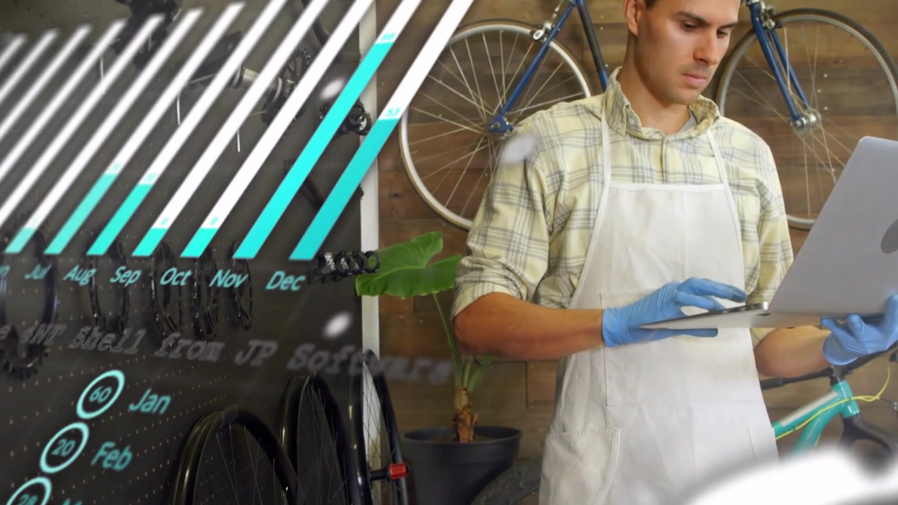 Sovrapposizione del cruscotto che si sposta, meccanico di biciclette che tiene un laptop e digita per controllare la diagnostica di riparazione