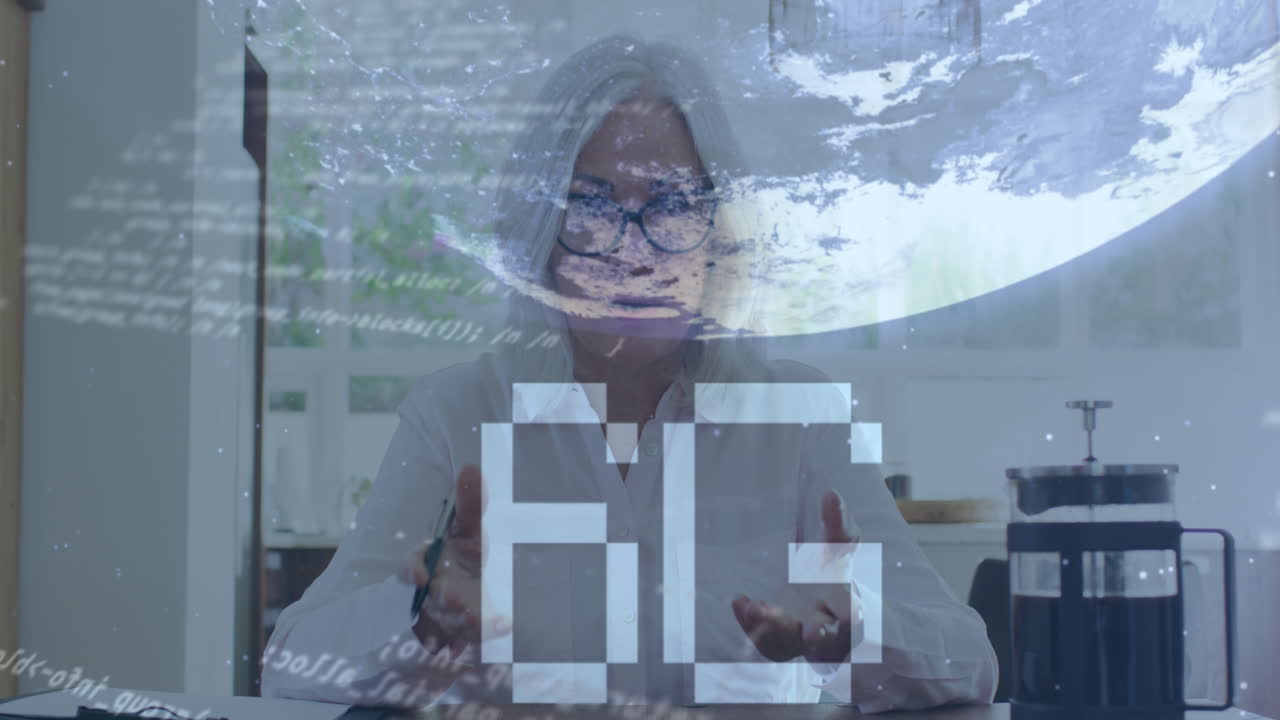 вращающийся глобус и текст 6g против старшего кавказского женского врача, говорящего, глядя в камеру