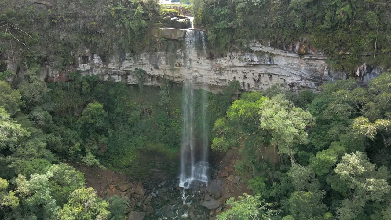 빌라 폭포 (yumbilla falls) 는 페루의 푸른 숲에 둘러싸인 바위 절벽을 가로질러 흐른다.