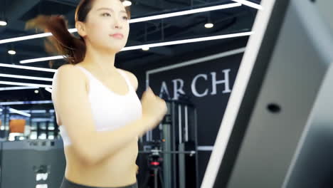 체육 클럽에서 체육관 운동 전에 트레드밀 운동 기계에서 달리는 스포츠 적합한 소녀