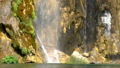 Cascada-En-Los-Lagos-De-Plitvice,-Croacia.