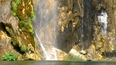 cascada en los lagos de plitvice, croacia.