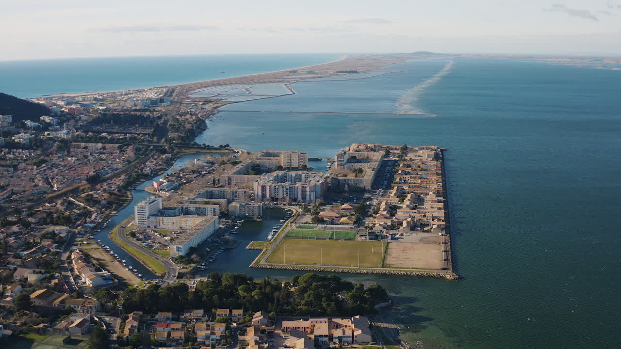 vista aérea de la isla de thau en los edificios del barrio residencial de sète