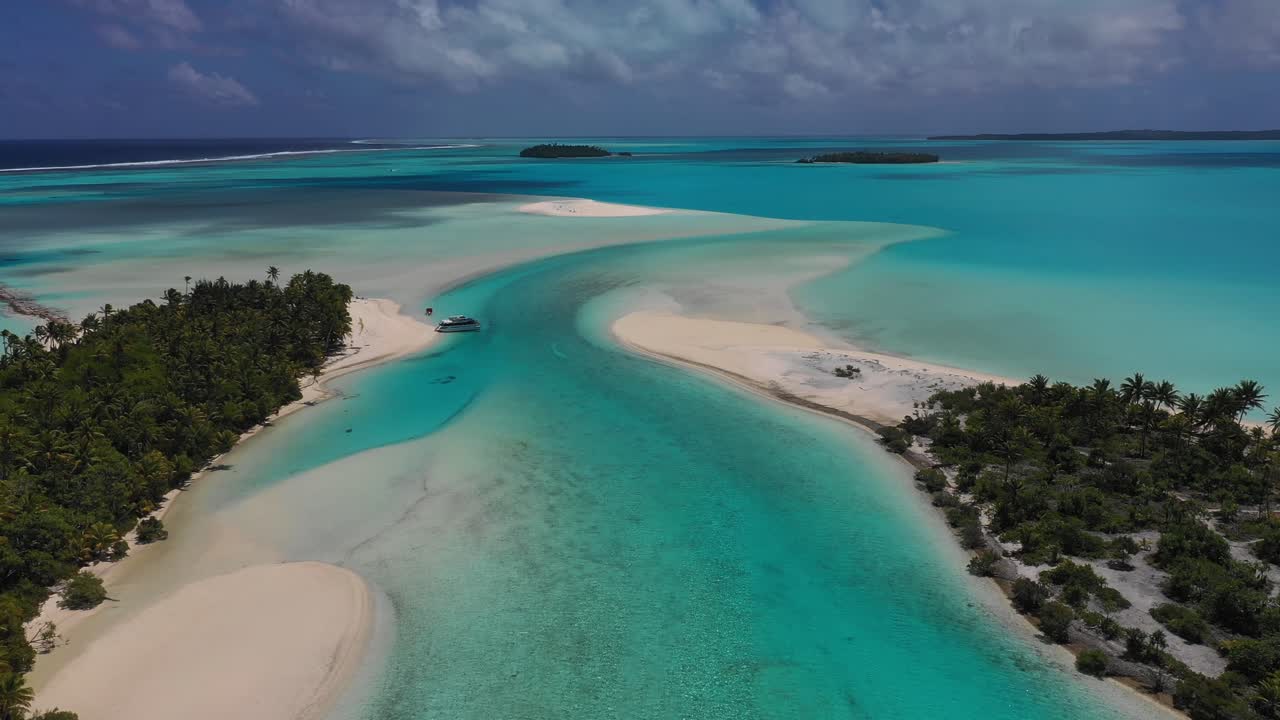 islas cook - vuelo de dron a una isla de un pie