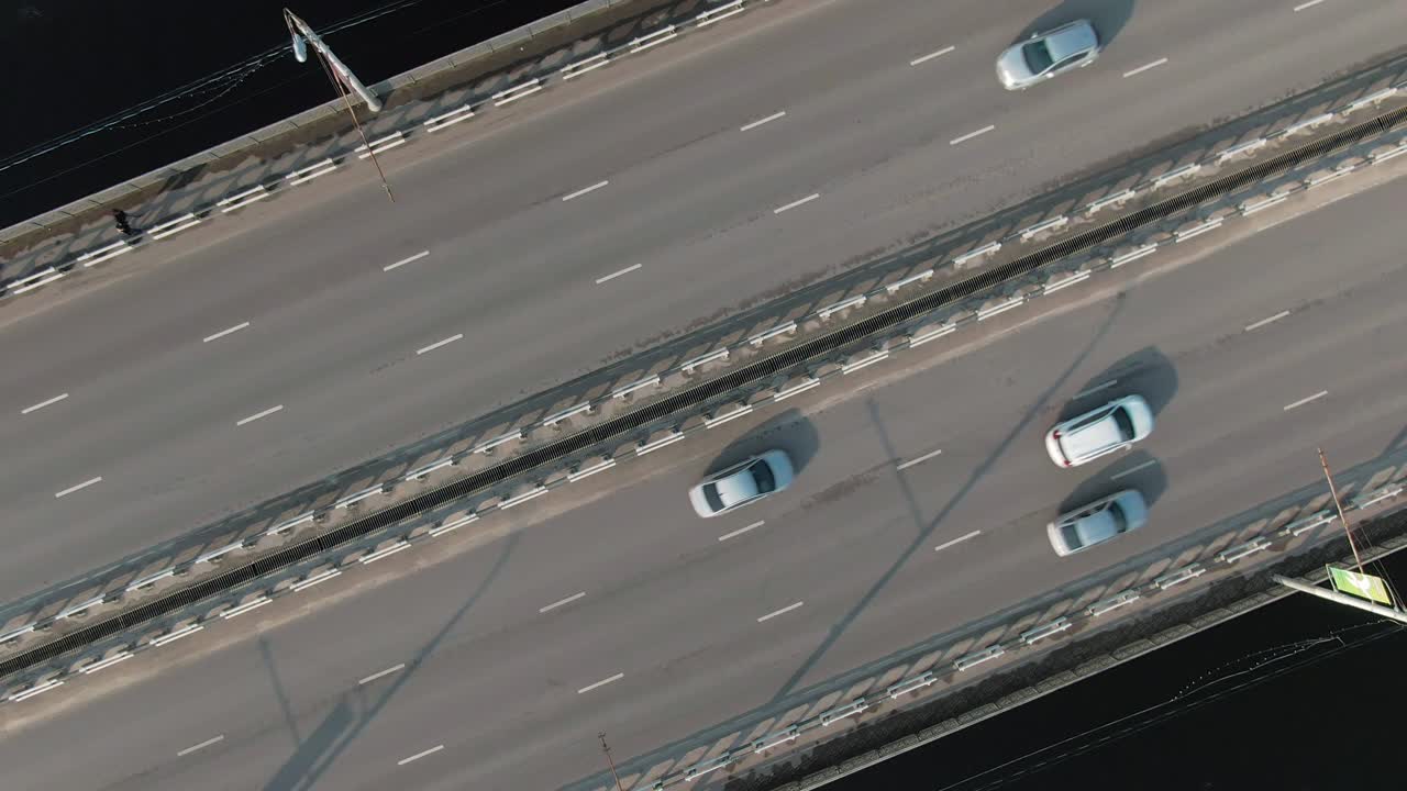 교통 이 있는 다리 의 공중 사진