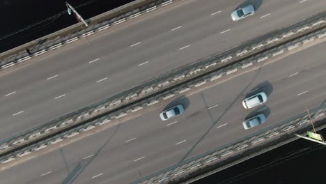 vista aérea de un puente con tráfico