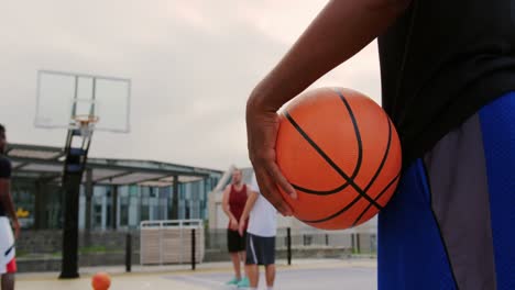 Basketballspieler-Hält-Basketball-4k