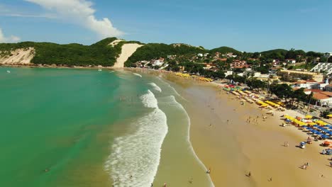 toma aérea de una hermosa playa en brasil