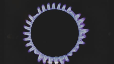 estufa de gas encendida por un quemador encendido