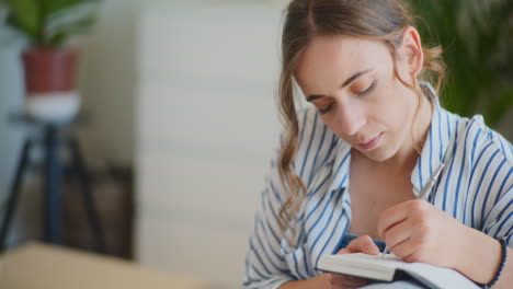 Mujer-Pensativa-Escribiendo-Notas-Retrato