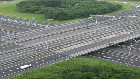 Toma-Aérea-Con-Drones-De-Una-Autopista-En-Amersfoort,-Países-Bajos.