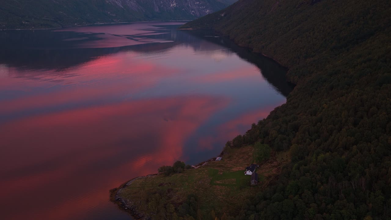 Ripresa con drone al tramonto di una baita isolata vicino a Langfjorden nella suggestiva Norvegia.