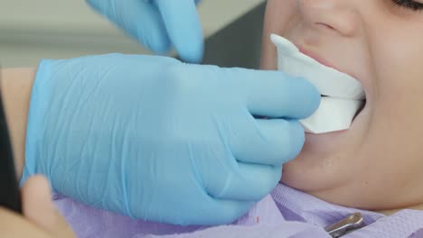 primer plano de la boca de una niña en el dentista durante un chequeo dental y aplicación de fluoruro
