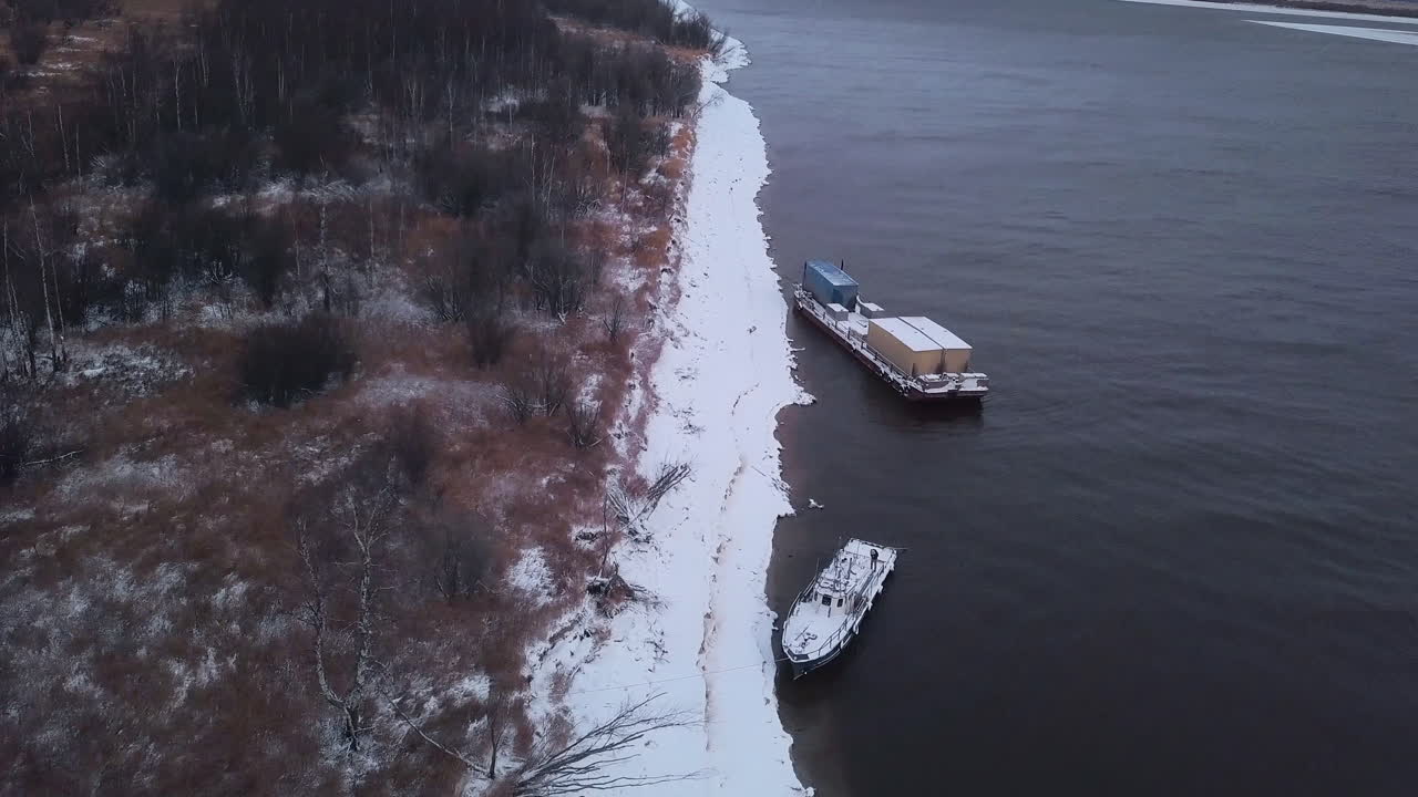 바지 와 보트 와 함께 겨울 의 강 장면