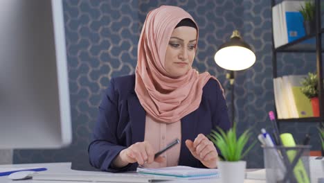 A-business-woman-in-hijab-works-in-a-hurry,-she-needs-to-get-things-done.