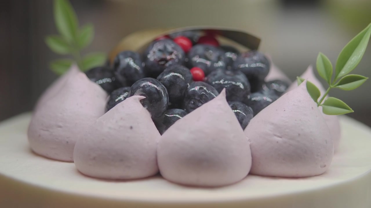 Primo piano di una torta mousse ai mirtilli gourmet