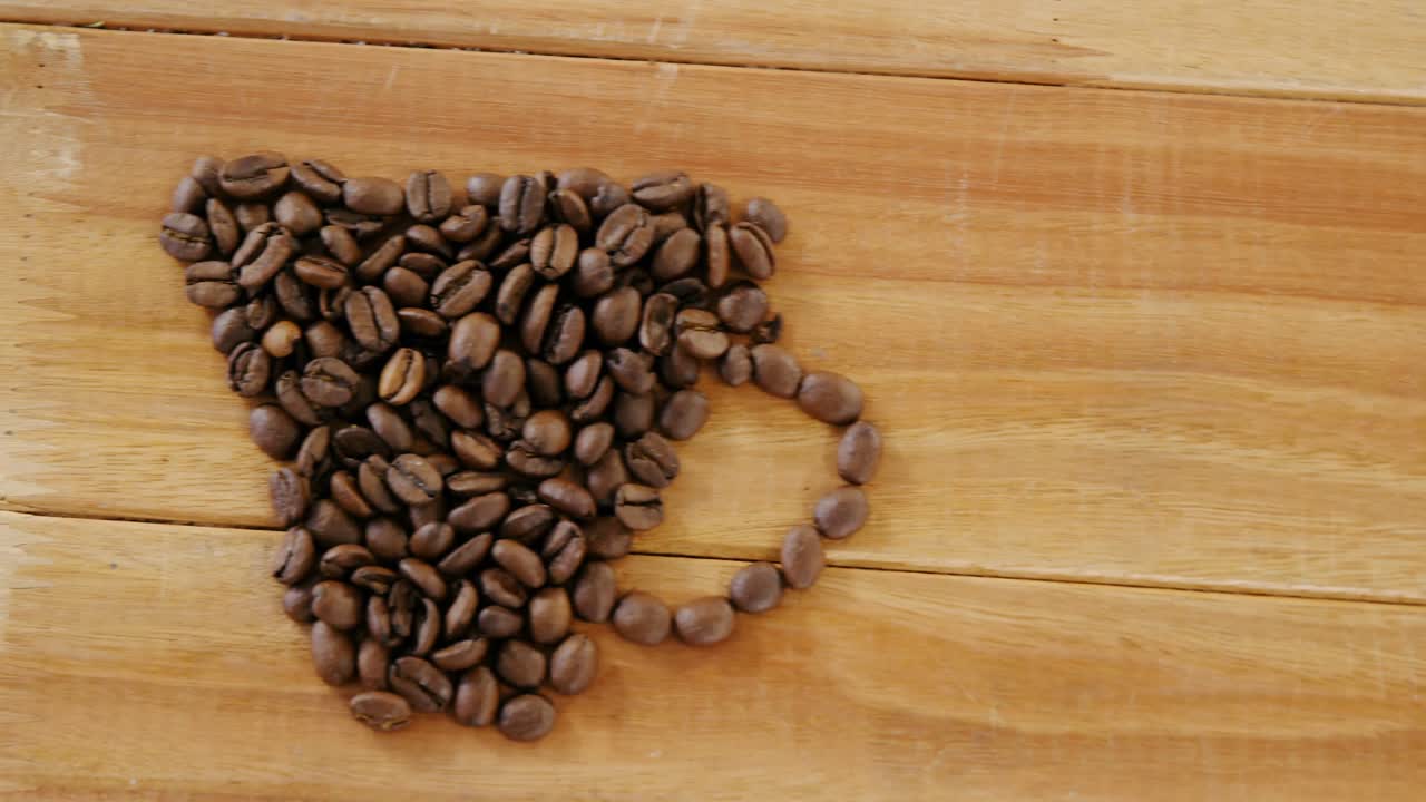 granos de café en forma de taza