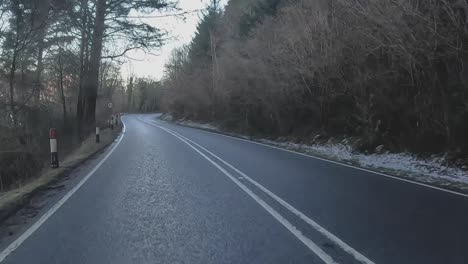 Toma-En-Primera-Persona-Conduciendo-Por-Caminos-Nevados-En-Dirección-A-La-Isla-De-Skye.