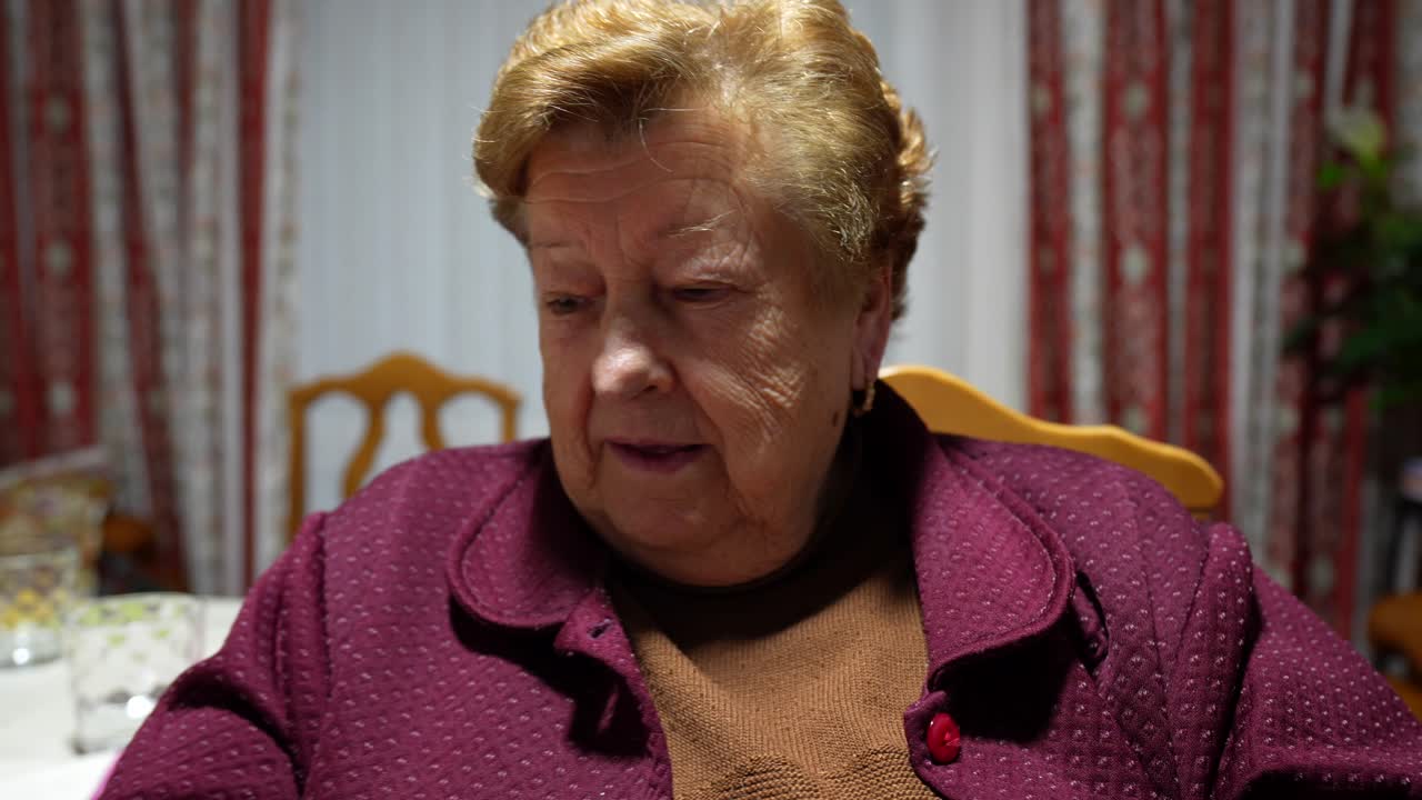 행복한 노인 여성이 웃고 카메라와 이야기하고, 재미있는 얼굴