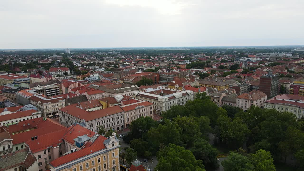 Letecký pohled na budovy s červenými střechami v Segedínu, Maďarsko.