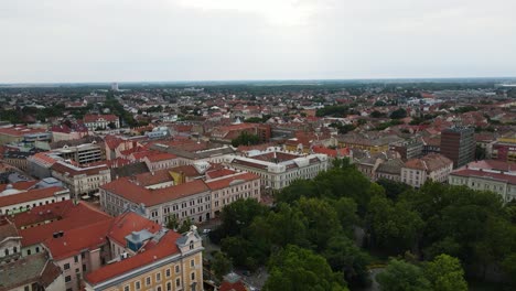 paso elevado sobre edificios con techo rojo de szeged, hungría