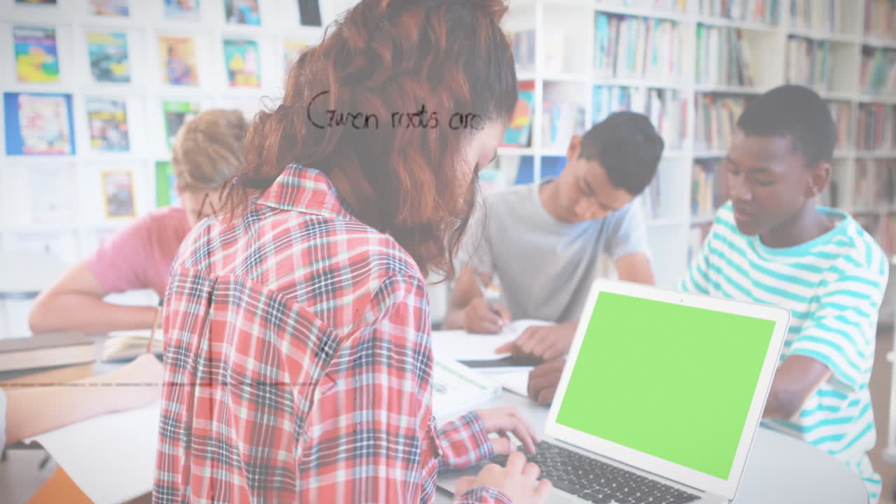 animación de ecuaciones matemáticas sobre diversos escolares en el aula