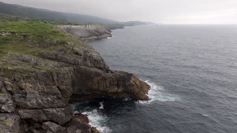 acantilados costeros y olas