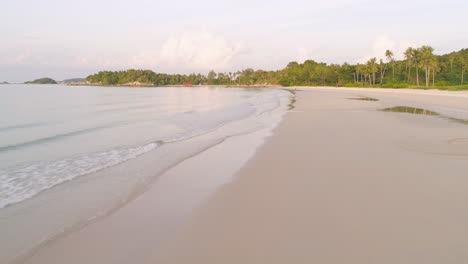 all'alba o al tramonto della spiaggia tropicale