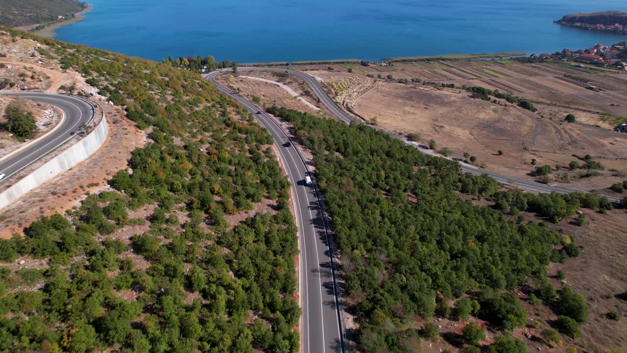 푸른 호수 배경, 알바니아의 아름다운 풍경과 함께 바위 산에서 구불구불한 탁 트인 도로