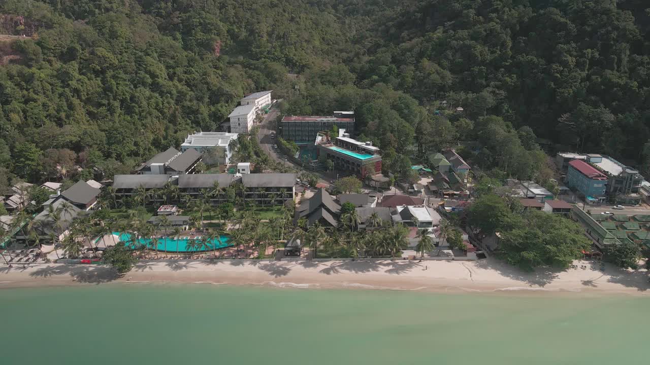 vista panorámica aérea de hoteles en una playa en una isla tropical tailandia