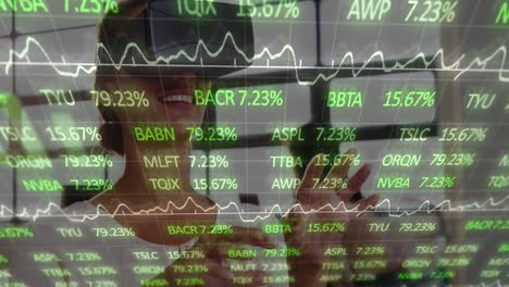 Animación-Del-Procesamiento-De-Datos-Financieros-Sobre-Una-Mujer-De-Negocios-Que-Usa-Auriculares-Vr