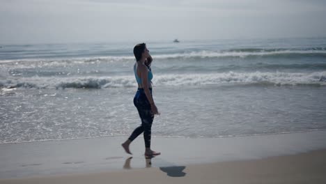 mujer caminando en la playa